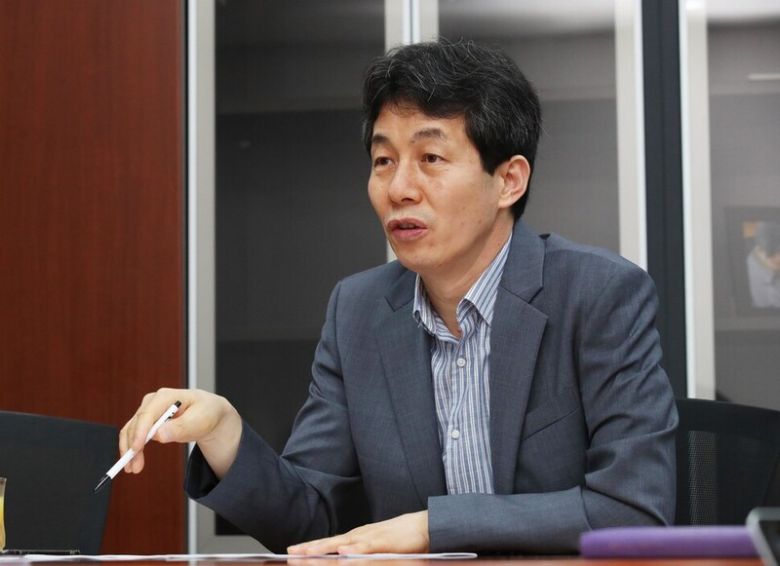 지난해 6월 윤건영 더불어민주당 의원이 <한겨레>와 인터뷰를 하는 모습. 백소아 기자 thanks@hani.co.kr