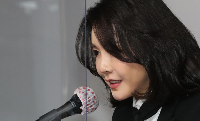 국민의힘 윤석열 대선 후보 부인 김건희 코바나컨텐츠 대표가 26일 오후 서울 여의도 국민의힘 당사에서 자신의 허위 이력 의혹과 관련해 입장문 발표를 하고 있다. 공동취재사진