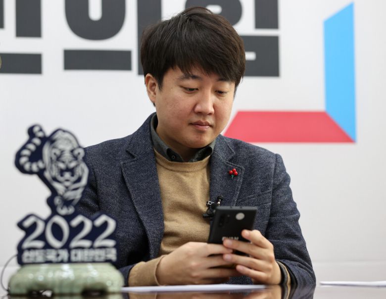 이준석 국민의힘 대표가 3일 오전 서울 여의도 국회에서 2022년 신년인사회를 준비하며 신지예 시대준비위원회 수석부위원장의 사퇴소식을 접하고 있다. 공동취재사진