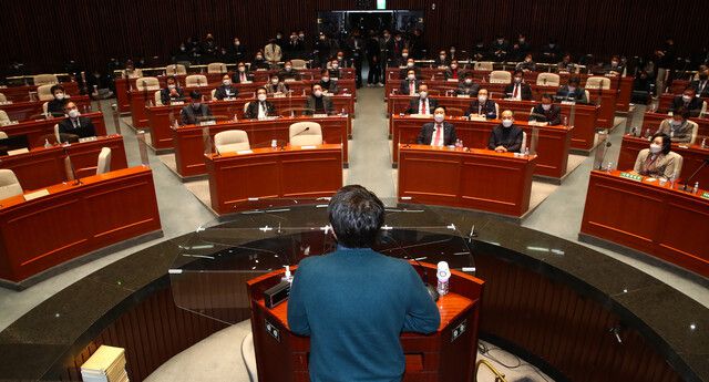 6일 오후 국회에서 열린 국민의힘 의원총회에서 참석 의원들이 이준석 대표의 발언을 듣고 있다. 공동취재사진