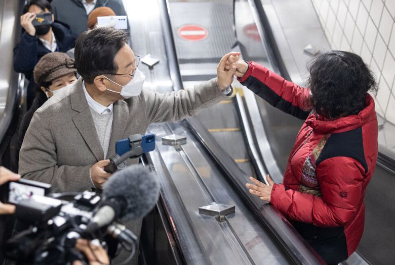 더불어민주당 이재명 대선 후보가 7일 오후 '매타버스 시즌2, 걸어서 민심속으로' 일환으로 지하철을 타고 숙대입구역에서 총신대 역까지 이동한 후 역사를 나서며 시민들과 인사하고 있다. 민주당 제공