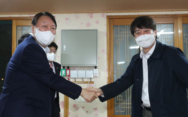 국민의힘 윤석열 대선 후보와 이준석 대표가 지난해 12월3일 울산 울주군의 한 식당에서 만찬 회동에 앞서 악수하고 있다. 연합뉴스