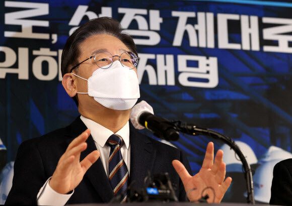 더불어민주당 이재명 대선 후보가 12일 오전 서울 서초구 한국산업기술진흥협회에서 산업 분야 정책 공약을 발표하고 있다. 공동취재사진