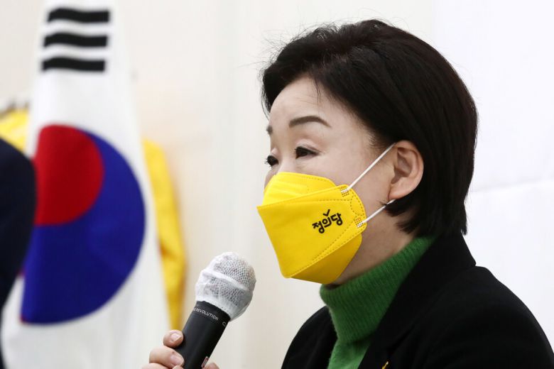 심상정 정의당 대선 후보가 17일 오후 국회에서 ＜국민께 드리는 말씀＞기자회견을 열고 있다. 공동취재사진