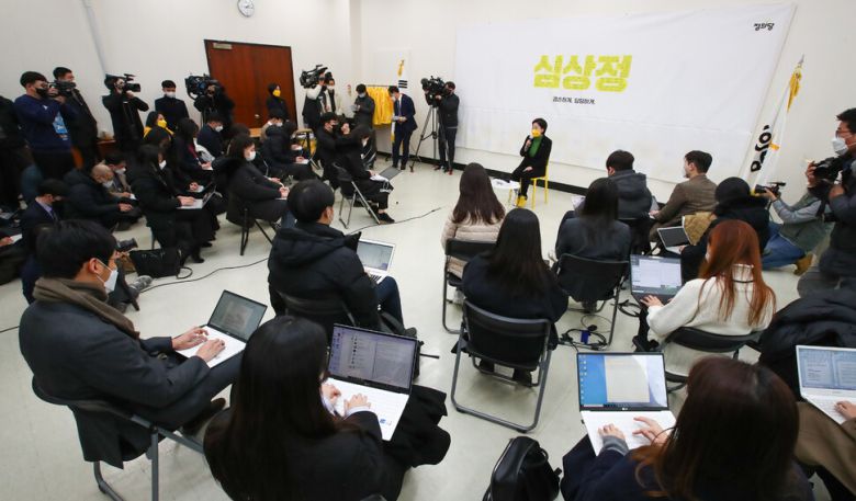 심상정 정의당 대선 후보가 17일 오후 국회에서 ＜국민께 드리는 말씀＞기자회견을 열고 있다. 공동취재사진