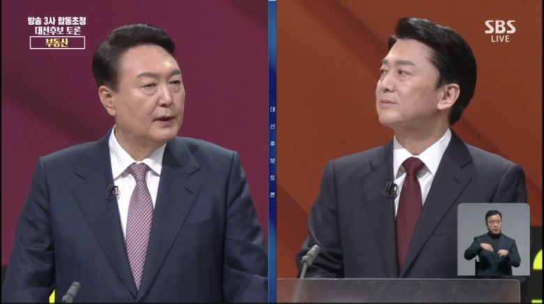 윤석열 국민의힘 대선 후보(왼쪽)와 안철수 국민의당 대선 후보가 3일 오후 서울 여의도 한국방송 공개홀에서 열린 방송3사 합동초청 대선후보 토론회에서 토론하고 있다. 에스비에스 갈무리