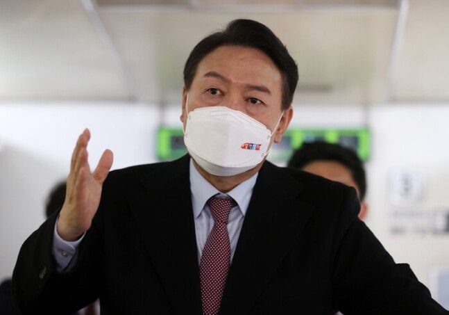 윤석열 국민의힘 대선 후보가 지난 12일 오후 전남 순천역에서 정책 공약 홍보를 위한 '열정열차'에 탑승해 취재진과 질의응답을 하고 있다. 연합뉴스