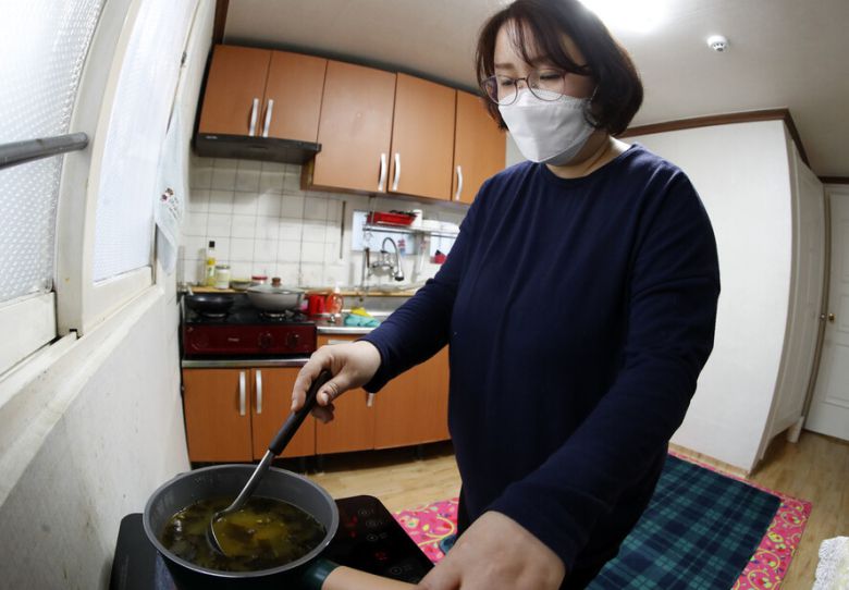 요양보호사 유남미씨가 지난달 21일 오전 인천 부평구에 있는 남예숙(76)씨 자택에서 국을 끓이고 있다. 인천/김혜윤 기자 unique@hani.co.kr