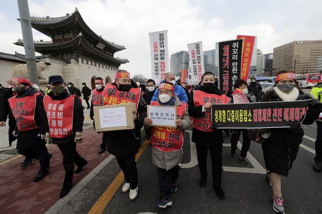 코로나 피해 자영업 총연합 회원들이 15일 오후 서울 광화문에서 코로나 실질피해 보상을 촉구하며 청와대를 향해 행진을 하고 있다. 자영업자들은 영업시간 제한조치 철폐, 매출액 10억 이상 자영업자 손실보상대상 포함, 손실보상 소급적용 및 100%보상 실현, 서울·지자체 별도 지원 방안 마련, 코로나19 발생 이후 개업한 모든 업소 손실보상금 추가 적용 등을 요구했다. 김명진 기자 littleprince@hani.co.kr