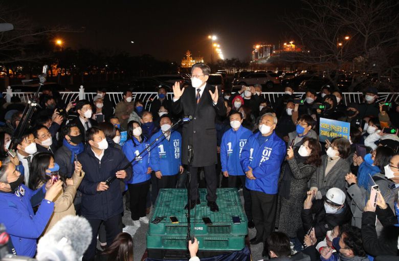 이재명 더불어민주당 대선 후보가 제20대 대통령 선거 공식 선거운동이 시작된 15일 자정 부산 영도구 부산항 해상교통관제센터(VTS)를 방문해 즉석 연설을 하고 있다. 부산/김봉규 선임기자