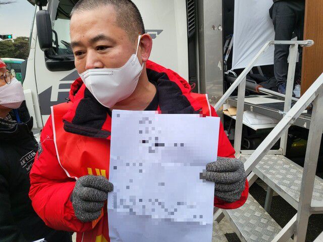 지난 1월25일 열린 ‘대한민국 자영업자 파산 선언’ 집회에서 삭발을 마친 최정원(25)씨가 건물주가 자신의 가게를 빼라며 낸 명도소송으로 법원에 출석해야 한다며 호소하고 있다. 고병찬 기자