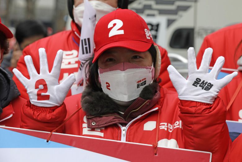 20대 대통령선거 공식선거운동 첫날인 15일 서울 청계광장에서 열린 국민의힘 윤석열 대선 후보의 ‘국민이 키운 윤석열’ 출정식에서 윤 후보의 선거운동원들이 유세를 하고 있다. 김명진 기자 littleprince@hani.co.kr