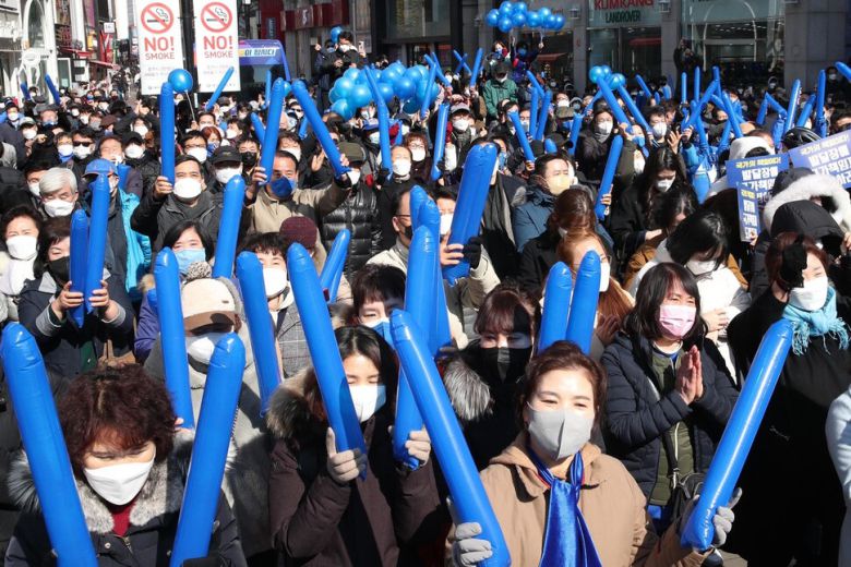 제20대 대통령 선거 공식 선거운동이 시작된 15일 오후 대구시 동성로에서 이재명 더불어민주당 대선 후보 지지자들이 이 후보의 연설을 듣고 있다. 대구/김봉규 선임기자