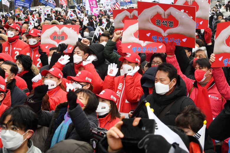 15일 서울 중구 청계광장에서 열린 ‘국민이 키운 윤석열 출정식'에 참석한 시민들이 윤석열 후보의 연설을 듣고 있다. 공동취재사진