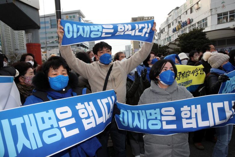 제20대 대통령 선거 공식 선거운동이 시작된 15일 오전 부산 진구 부전역에서 열린 이재명 더불어민주당 대선 후보의 유세장에 이 후보의 지지자들이 손 펼침막을 들고 있다. 부산/김봉규 선임기자 bong9@hani.co.kr