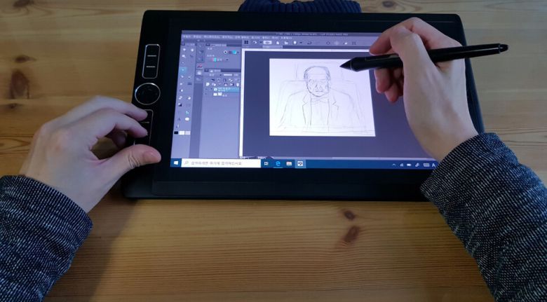 장봉수 작가가 웹툰 <내과 박원장> 작업을 하는 모습. 그는 아직 얼굴 공개를 원하지 않는다고 했다. 네이버웹툰 제공