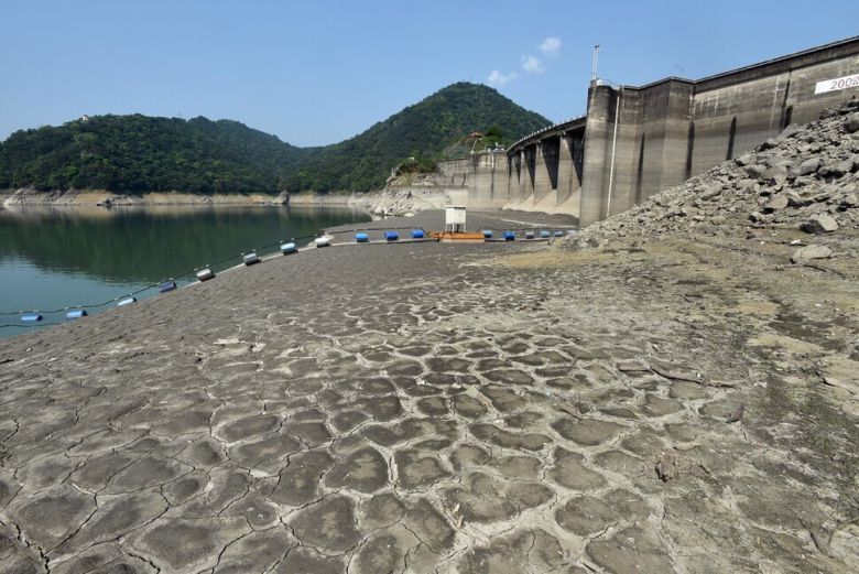 지난해 5월13일 대만 북서부 타오위안에 있는 저수지(스먼)의 모습. 사진 속 보이는 저수지에 물이 매우 적다. <신화통신>에 따르면 대만 19개 주요 저수지 중 17개 저수지의 물이 절반 미만이다. 신화/연합뉴스