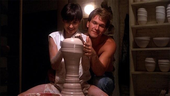 UIP코리아가 한국 영화관에 직접 배급한 흥행작 <사랑과 영혼>의 두 주인공이 도자기를 빚는 장면. UIP코리아 제공