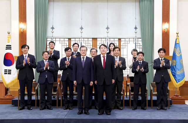 문재인 대통령이 지난 2019년 7월25일 윤석열 검찰총장에게 임명장을 준 뒤 조국 민정수석 등 당시 청와대 수석들과 기념사진을 찍은 모습. 청와대 제공