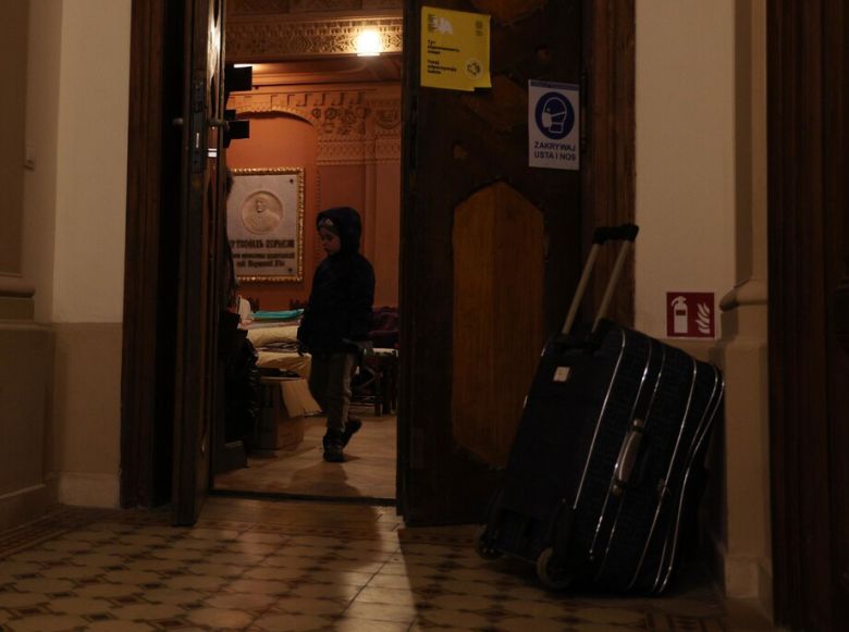 9일 오후(현지시각) 우크라이나 여성·아동 전용 난민 쉼터가 마련된 폴란드 프셰미실 우크라이나 지역 박물관 ‘스트리위호르’에 가족들과 택시를 타려는 한 아이가 방 문 근처에서 서성이고 있다. 프셰미실/김혜윤 기자