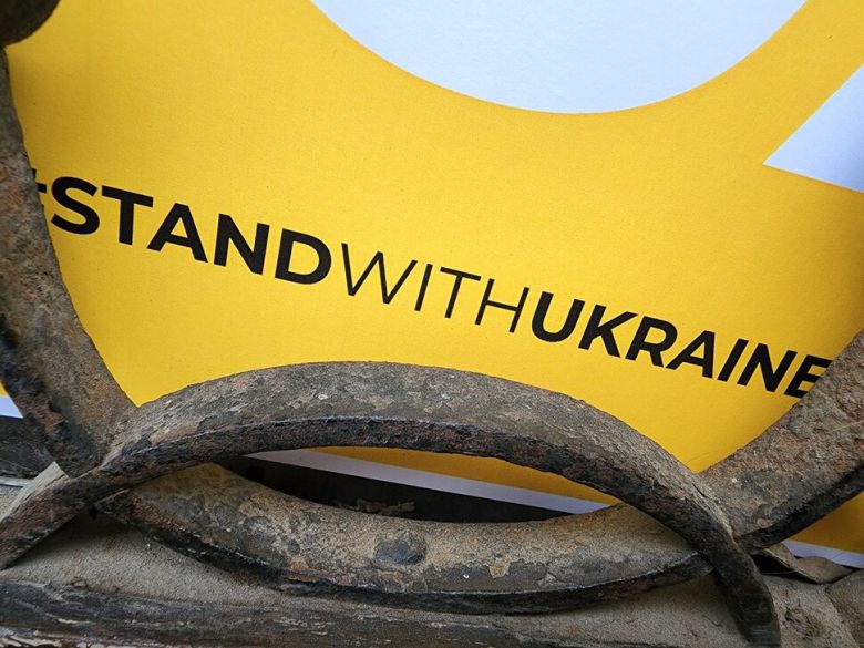 우크라이나 여성·아동 전용 난민 쉼터가 마련된 박물관 들머리에 ‘우크라이나, 우리는 당신과 함께합니다’ 등 우크라이나 응원 문구가 적혀있는 손팻말이 붙어있다. 프셰미실/김혜윤 기자