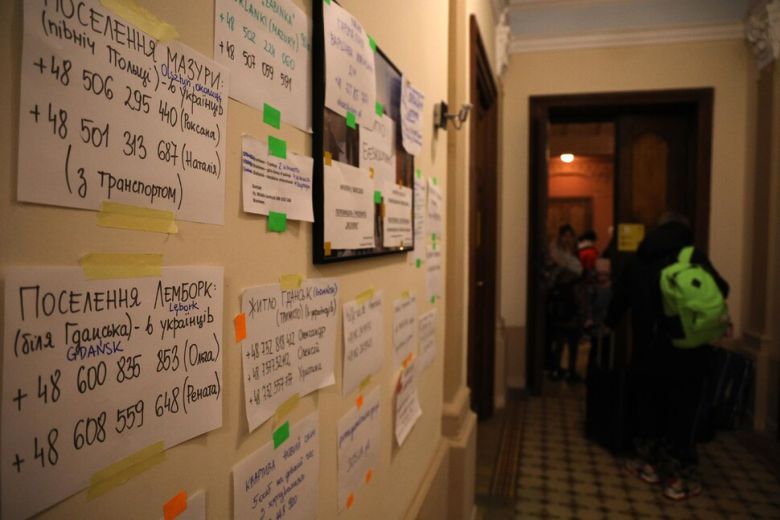 우크라이나 피란민들을 위한 여러 정보가 적혀 있는 안내문이 쉼터 벽에 빼곡히 붙어 있다. 복도 끝으로 쉼터를 떠나는 한 난민 가족의 모습이 보인다. 프셰미실/김혜윤 기자