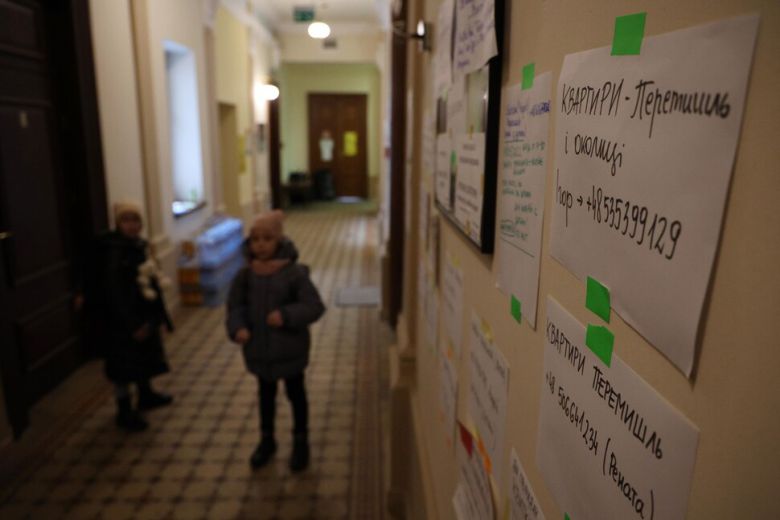 박물관 2층 로비에는 숙소 제공 등 여러 정보가 적혀 있는 안내문이 여럿 붙어있다. 프셰미실/김혜윤 기자