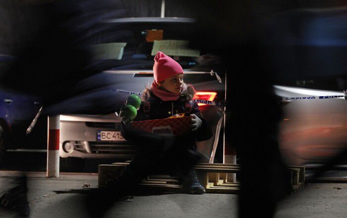 16일 저녁 폴란드 바르샤바 서부 버스터미널 들머리에서 기부상자에 담긴 옷을 고르러 간 엄마를 기다리고 있는 어린이. 바르샤바/김혜윤 기자