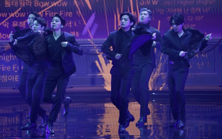방탄소년단이 3일(현지시각) 미국 라스베이거스에서 열린 64회 그래미 어워드에서 ‘버터’ 무대를 선보이고 있다. 로스앤젤레스/AP 연합뉴스