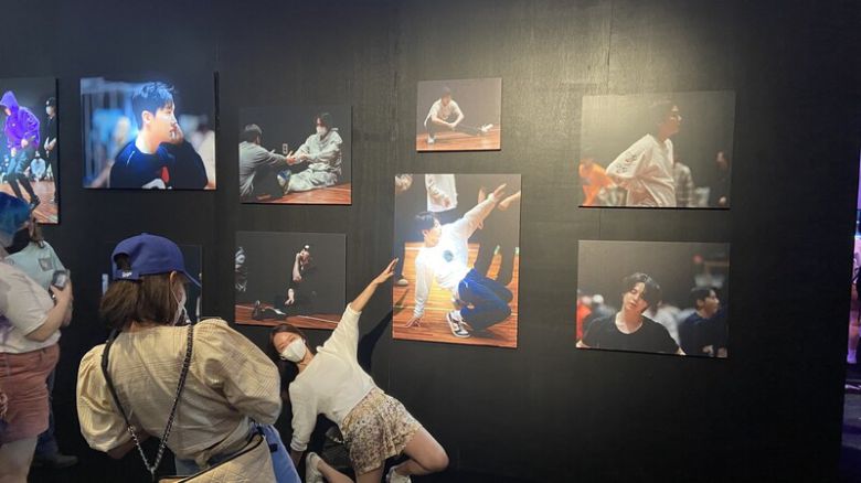 7일(현지시각) 미국 라스베이거스 얼리전트 스타디움 인근에서 열린 방탄소년단의 사진전 ‘비하인드 더 스테이지:퍼미션 투 댄스’에서 한 팬이 사진에 나오는 포즈를 취하고 있다. 연합뉴스