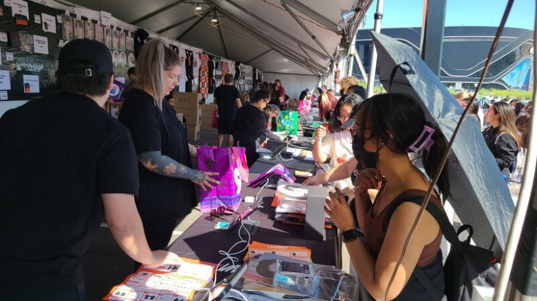 7일(현지시각) 방탄소년단(BTS) 콘서트가 열리는 미국 라스베이거스 얼리전트 스타디움에 대형 팝업 스토어가 열려 아미들이 방탄 굿즈를 구매하고 있다. 연합뉴스