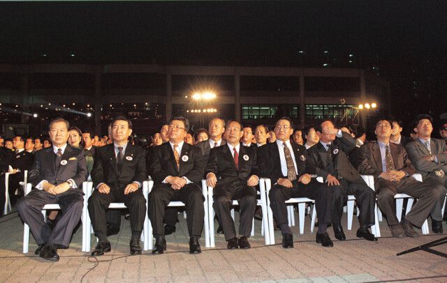 1997년 부산국제영화제 개막식에 참석한 김대중 전 대통령(맨 왼쪽). 김대중 정부는 문화산업 육성을 위해 법과 제도, 지원 체제를 마련했다. 한겨레 자료