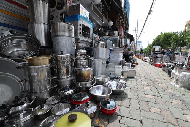 서울 종로구 황학동 주방거리가 12일 오후 한산한 모습이다. 김정효 기자 hyopd@hani.co.kr