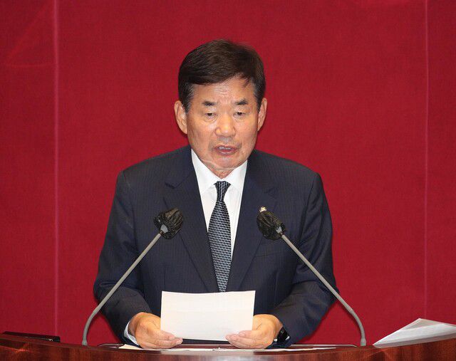 김진표 국회의장이 4일 오후 국회 본회의에서 21대 후반기 의장으로 선출된 뒤 당선 인사를 하고 있다. 공동취재사진