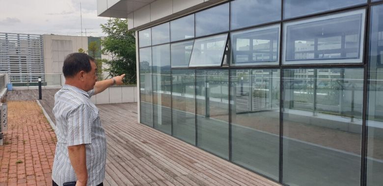 지난달 29일 세종시 보람동 금강 수변의 한 상가에서 손희옥 금강수변상가번영회장이 이곳 상가 공실 상황에 대해 설명하고 있다. 최예린 기자 floye@hani.co.kr