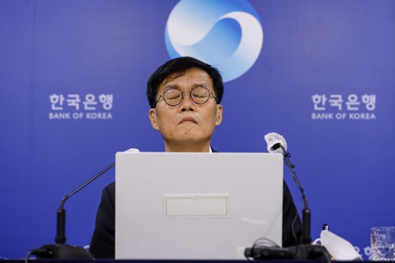 이창용 한국은행 총재가 지난 13일 서울 중구 한국은행에서 열린 통화정책방향 기자간담회에서 취재진 질문에 눈을 감은 채 생각에 잠겨 있다. 사진공동취재단