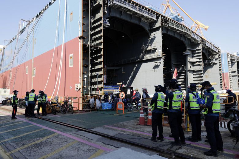대우조선해양 하청 노조 파업 51일째인 22일 오전 조합원들이 점거 농성을 하고 있는 경남 거제시 아주동 대우조선해양 옥포조선소 제1도크에서 경찰들이 경계근무를 서고 있다. 김명진 기자 littleprince@hani.co.kr
