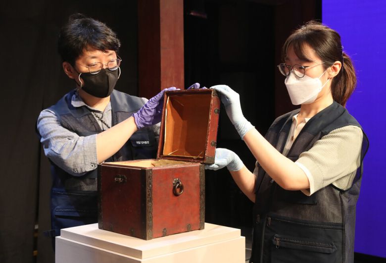27일 오전 서울 중구 한국의집에서 환수 문화재인 보록(어보를 보관하는 상자)이 언론에 공개됐다. 신소영 기자 viator@hani.co.kr