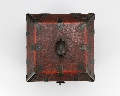 보록을 위에서 내려다본 모습. 덮개인 천판 가운데 거북 모양의 손잡이 뉴가 보인다. 국외소재문화재재단 제공