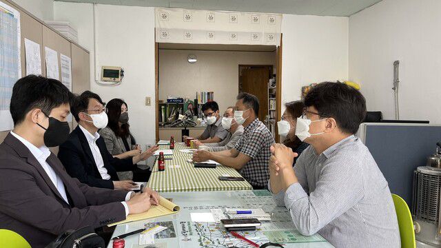 외교부 관계자 4명(왼쪽)은 7월28일 광주 일제 강제동원 시민모임 사무실을 방문해 대법원에 의견서를 제출했다는 사실을 알렸다. 일제 강제동원 시민모임 제공