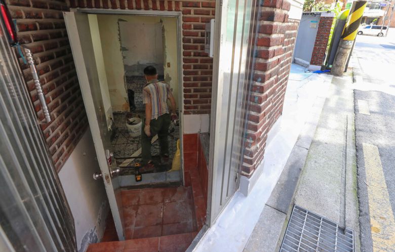 16일 오후 서울 관악구 신사동 한 반지하 가구가 폭우에 침수된 세간살이를 들어낸 채 수리 공사를 하고 있다. 신소영 기자