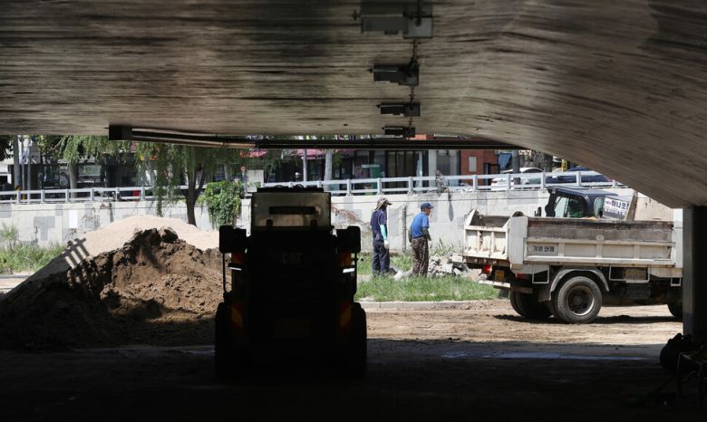 16일 낮 서울 관악구 도림천에서 공사 관계자들이 지난 8일 집중호우에 파손된 시설물을 복구하고 있다. 신소영 기자