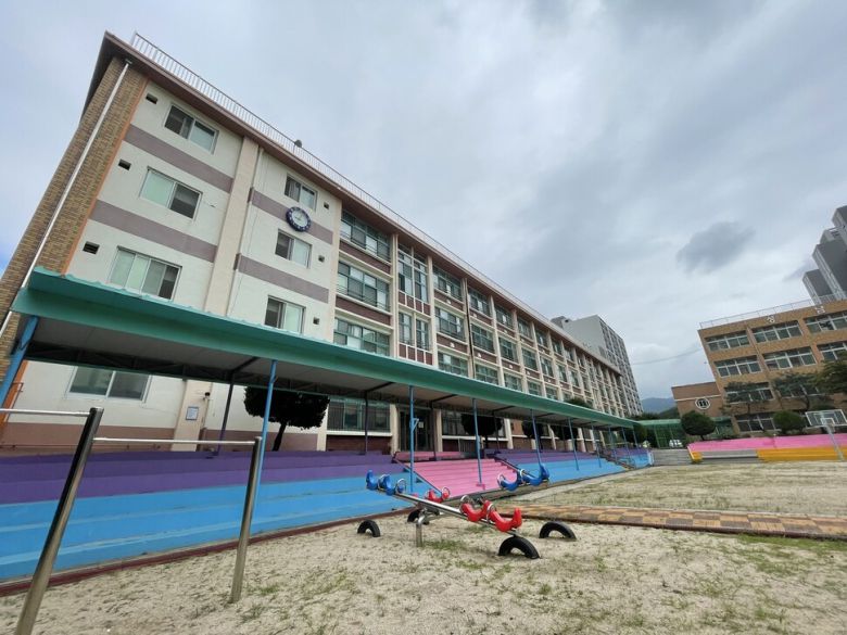 붕괴 위험 주장이 제기됨에 따라 교실을 없애고 학생들의 접근을 막아 둔 성남제일초등학교 별관의 23일 오전 모습.