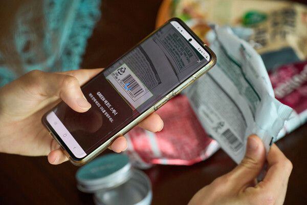 플콕조사 앱에서 바코드를 촬영해 기록하는 모습. 그린피스 제공