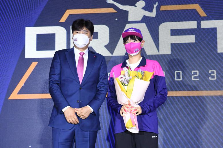 권순찬 흥국생명 감독과 1라운드 2순위 지명을 받은 임혜림. 한국배구연맹 제공