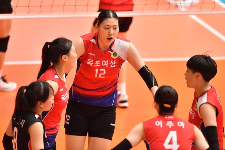 목포여상 유니폼을 입은 체웬랍당 어르헝(가운데)의 모습. 한국배구연맹 제공