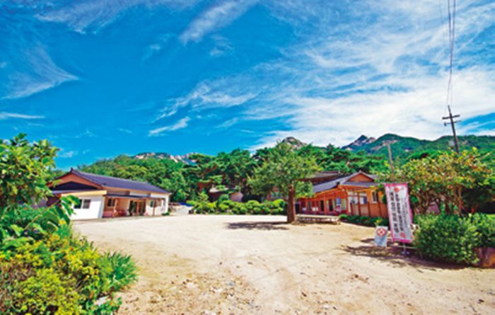 북한산둘레길 내시묘역길. 백화사 뒤 숲에 조선시대 내시들의 묘가 있었다.