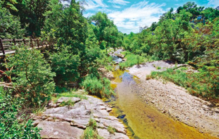 진관천 데크길을 걷다보면 시냇물 흐르는 시골 풍경을 볼 수 있다.