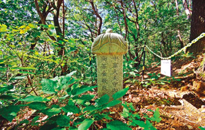 이말산에 있는 내시 김경량 묘표. 진짜 묘표를 도난당해 진짜와 똑같이 만들어 묘역과 조금 떨어진 곳에 세웠다.