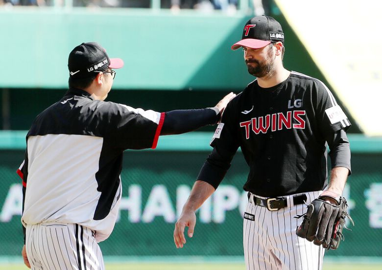 엘지(LG) 트윈스 플럿코가 25일 인천 에스에스지(SSG) 랜더스필드에서 열린 2022 KBO리그 에스에스지 랜더스와 경기에서 마운드에 올라서자마자 교체되고 있다. 인천/연합뉴스